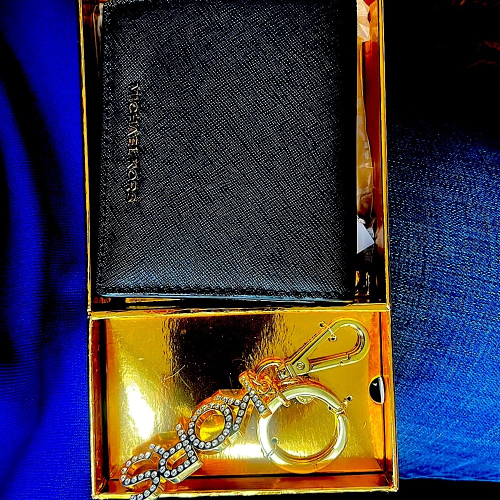 Michael Kors wallet w key chain NWT box set